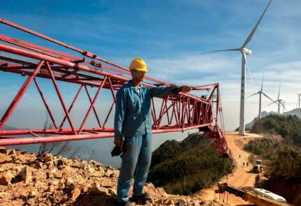 價(jià)值百萬風(fēng)力發(fā)電葉片，被河南村民當(dāng)蹺蹺板：一片上站20多人