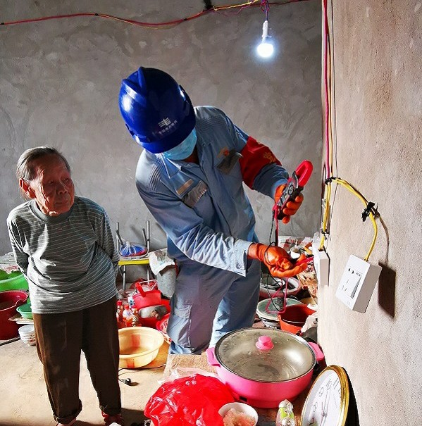 南方電網(wǎng)廣西柳州鹿寨供電局:傾情服務 保障五保戶用好電