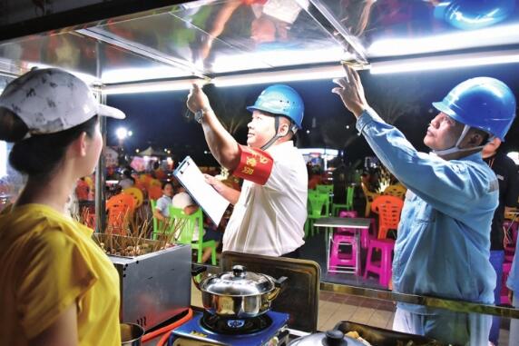 海南電網(wǎng)公司及時健全供電保障機(jī)制 讓夜市霓虹燈更加亮堂