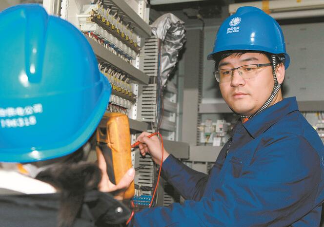 馮照發(fā):守護(hù)堅(jiān)強(qiáng)電網(wǎng)的技術(shù)能手