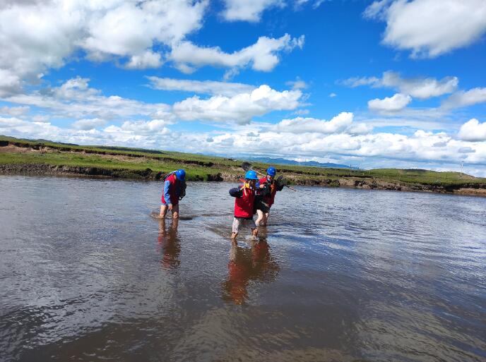 國網(wǎng)澤庫縣供電公司:蹚水過河 緊急處理線路缺陷