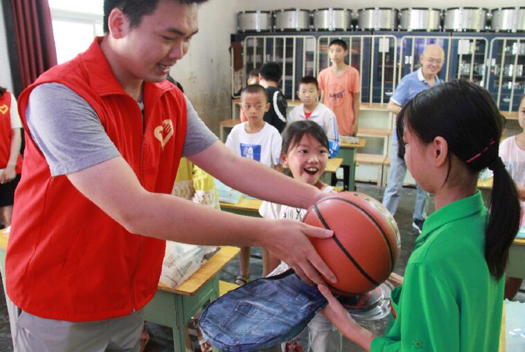 國(guó)網(wǎng)樂(lè)至縣供電公司:情暖教師節(jié) 關(guān)愛(ài)留守學(xué)生