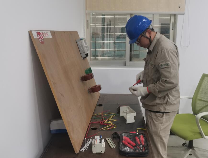 國(guó)網(wǎng)霞浦縣供電公司:加強(qiáng)技能培訓(xùn) 全力備戰(zhàn)技能競(jìng)賽