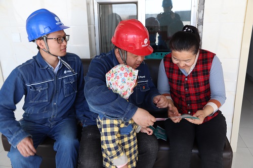 阿拉善電業(yè)局電力宣傳進家門，客戶服務(wù)零距離