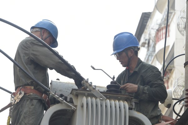 國(guó)網(wǎng)撫州市南豐縣供電公司:高溫下更換變壓器 保障過載臺(tái)區(qū)穩(wěn)定用電