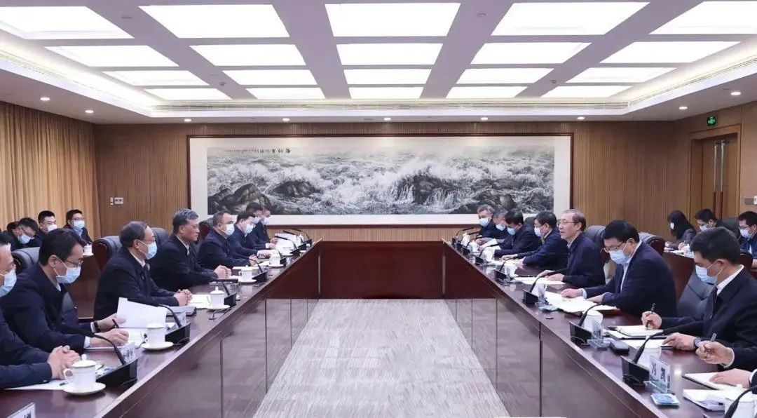 辛保安、張智剛與新疆維吾爾自治區(qū)、新疆生產(chǎn)建設(shè)兵團(tuán)領(lǐng)導(dǎo)會(huì)談