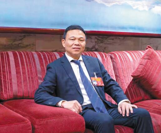 強(qiáng)電網(wǎng)優(yōu)服務(wù) 推動城鄉(xiāng)一體化發(fā)展——訪全國人大代表、奧克斯集團(tuán)有限公司董事長鄭堅江