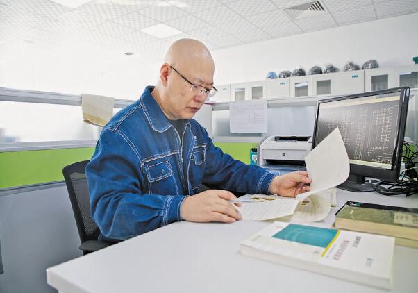 國網(wǎng)工匠趙新力:繼電保護(hù)專業(yè)的技術(shù)能手