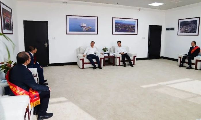 雷鳴山、韓君勉勵(lì)三峽集團(tuán)先進(jìn)典型代表再立新功