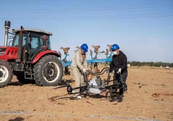 呼供開(kāi)展帶電作業(yè)，為農(nóng)戶(hù)解決困境