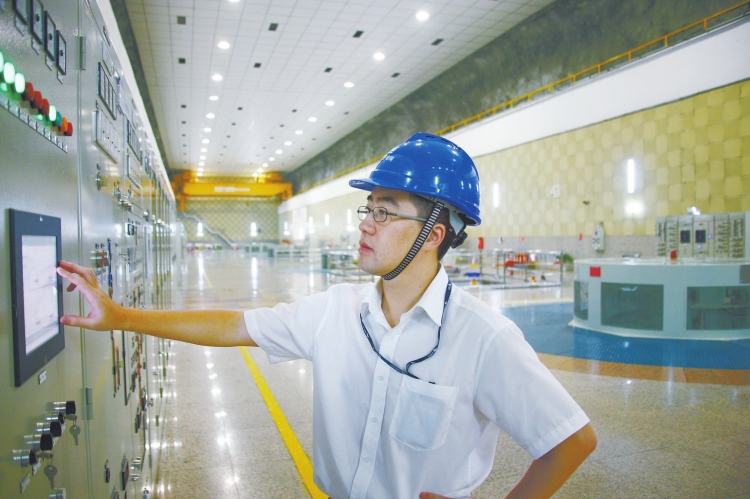 攻堅克難、敢于開拓的創(chuàng)新先鋒——記南網(wǎng)調(diào)峰調(diào)頻公司檢修試驗分公司總經(jīng)理、黨委副書記鞏宇