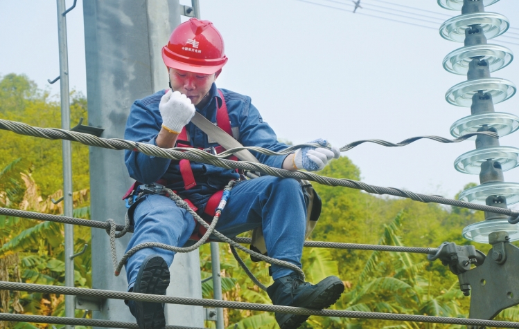 扎根一線、千錘百煉的技能大師——記南網(wǎng)超高壓輸電公司百色局線路運(yùn)檢(帶電)班班長(zhǎng)唐勇