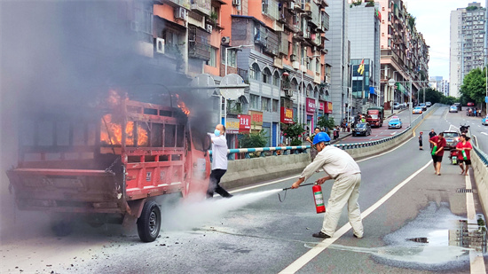 國網(wǎng)重慶萬州供電公司:電力員工到“消防員” 看他們?nèi)绾我幻搿白兩怼? width=