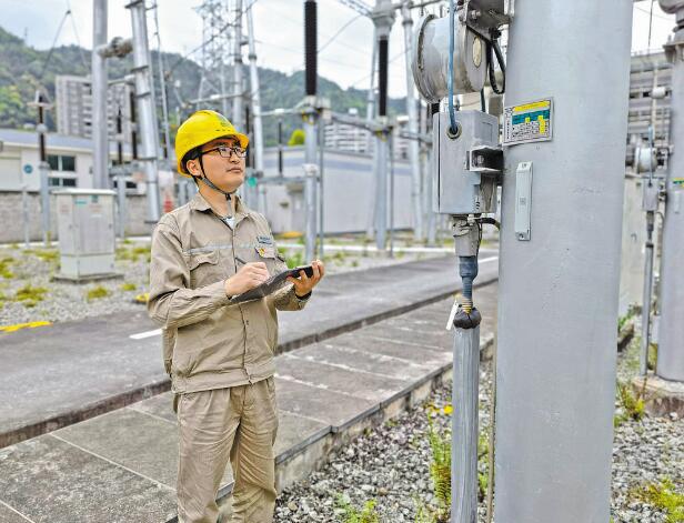 用一顆匠心守護(hù)電網(wǎng)——記全國五一勞動(dòng)獎(jiǎng)?wù)芦@得者羅徽