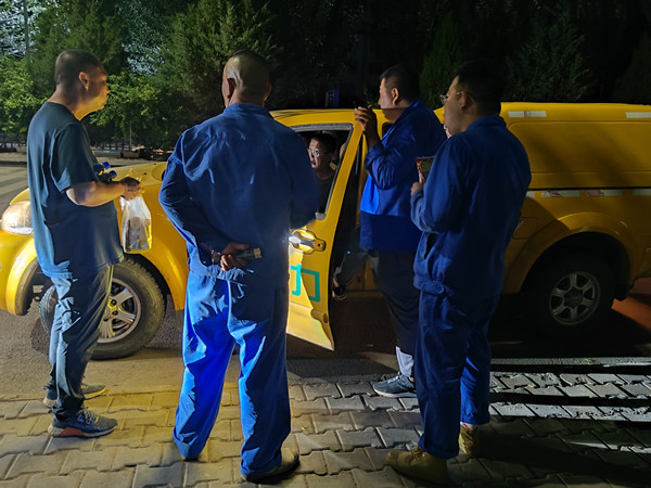 烏海市千里山供電公司千鋼供電所黑夜中的孤勇者，背抵黑暗守護光明