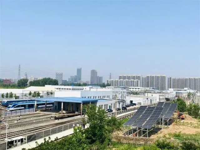 全國首個！英利集團(tuán)“光伏+鐵路”示范項目順利并網(wǎng)