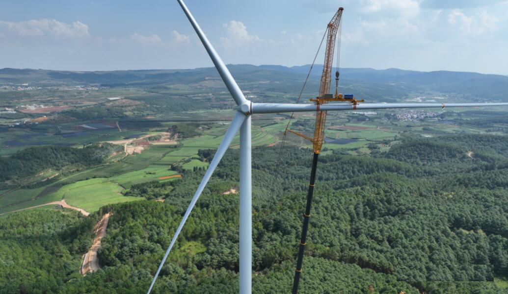 國內(nèi)最大陸上風(fēng)機，成功吊裝!