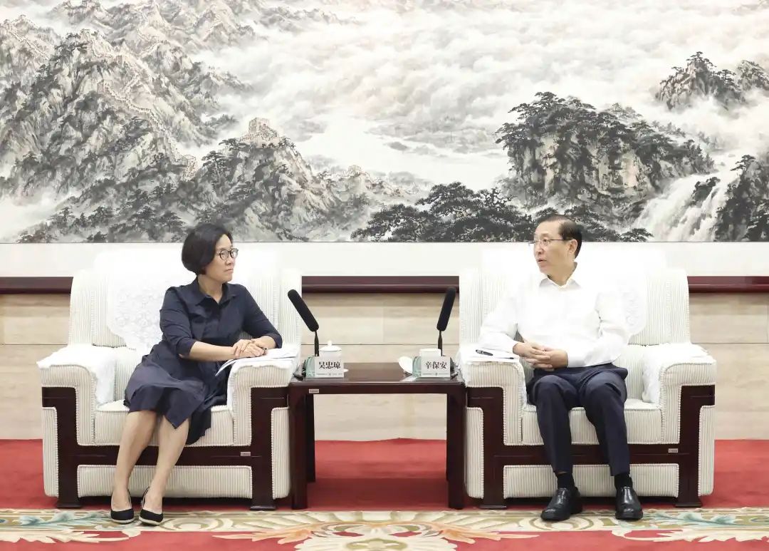 國(guó)家電網(wǎng)董事長(zhǎng)、黨組書(shū)記辛保安與江西省委副書(shū)記、贛州市委書(shū)記吳忠瓊會(huì)談