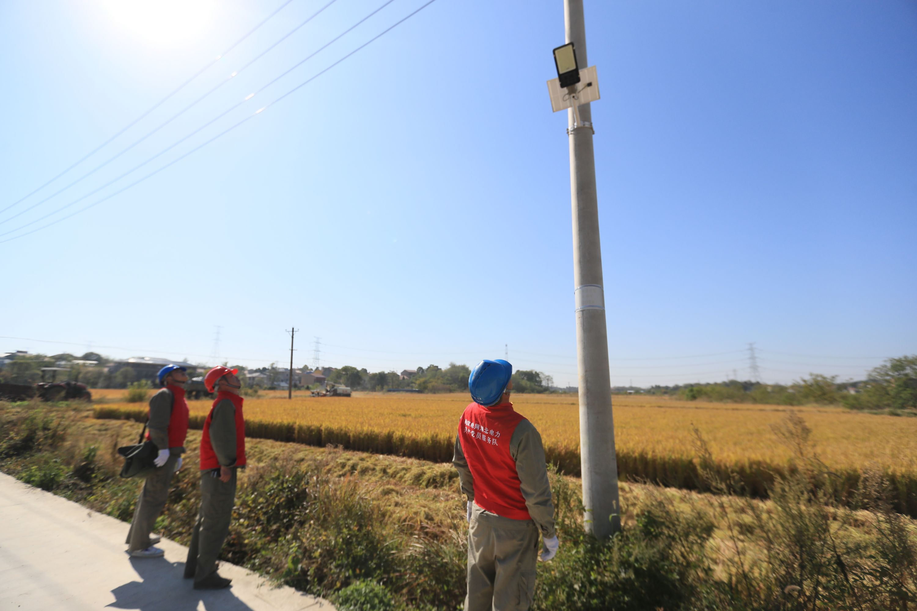 金秋豐收正當(dāng)時(shí)，供電部門全力保障農(nóng)戶秋收用電
