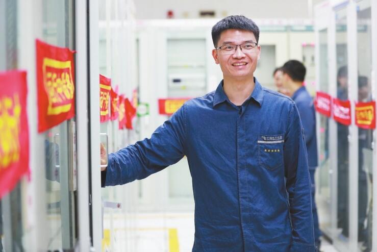 扎根一線的繼?！搬t(yī)生”——記廣東電網(wǎng)公司肇慶供電局變電管理所繼保自動(dòng)化一班副班長雷宇