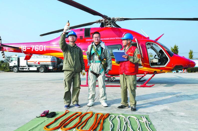 湖北地區(qū)±800千伏特高壓輸電線路規(guī)?；鄙龣C(jī)帶電作業(yè)完成