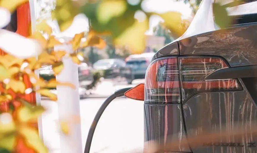 國補(bǔ)退出，新能源汽車掀起價格戰(zhàn)