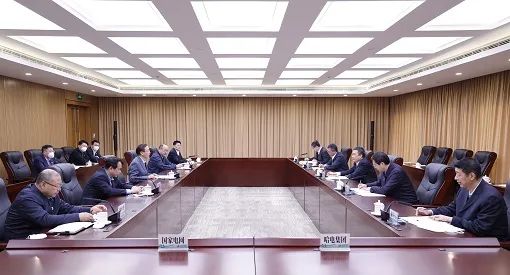 國家電網(wǎng)董事長、黨組書記辛保安與哈電集團董事長、黨委書記曹志安會談