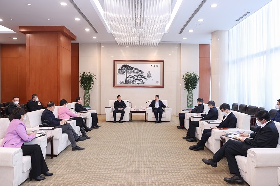 溫樞剛鄧建玲會(huì)見鄂爾多斯市委書記李理、市長杜匯良