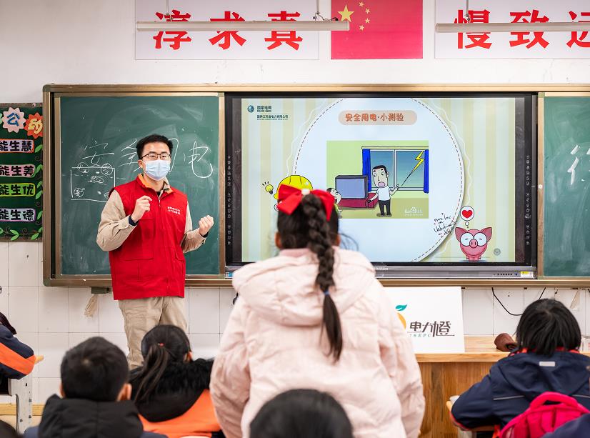 高淳椏溪:“紅馬甲”服務(wù)“開學季”