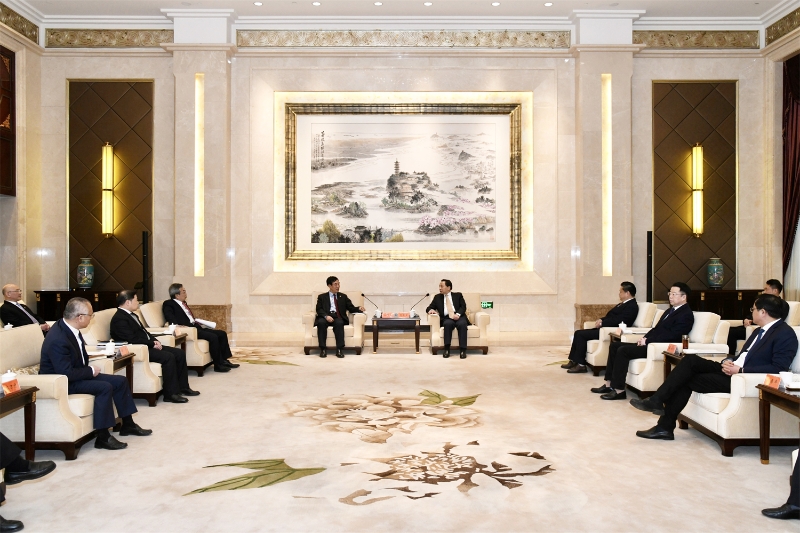 孫洪水與鎮(zhèn)江市委書記馬明龍、市長(zhǎng)徐曙海會(huì)談