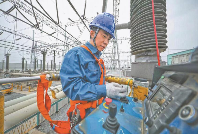 “大國工匠”馮新巖:扎根一線的“電網(wǎng)醫(yī)生”