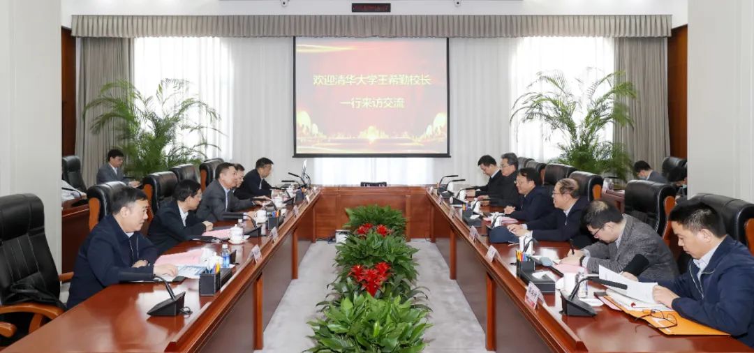 顧軍與清華大學(xué)黨委副書記、校長(zhǎng)王希勤會(huì)談