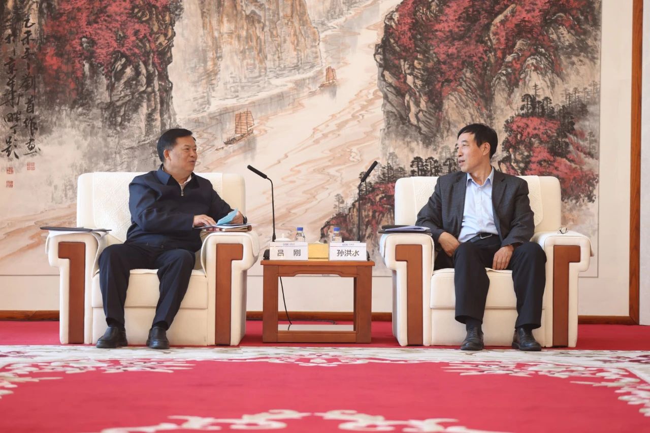 中國能建黨委副書記、總經(jīng)理孫洪水與青海省人大常委會(huì)副主任、海南州委書記呂剛座談