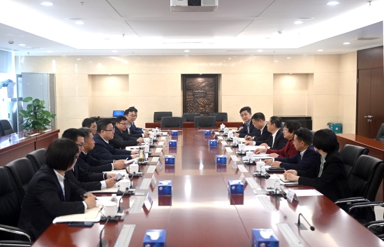 中國電建黨委常委、副總經(jīng)理王小軍與中國華電集團(tuán)黨組成員、副總經(jīng)理李旭紅會談