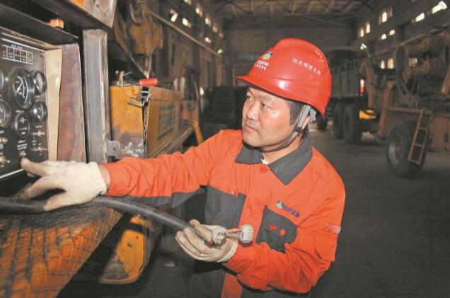 國網(wǎng)首席專家陳震:專注輸變電工程機(jī)械化施工設(shè)備創(chuàng)新