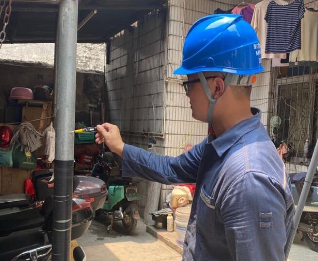 鐵皮屋“全身”帶有220伏電壓??？诠╇娋稚祥T排險(xiǎn)