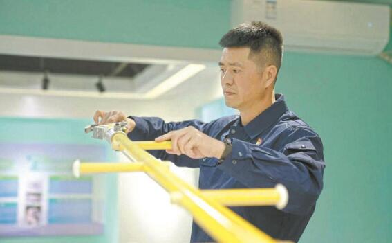 國(guó)網(wǎng)工匠蔡江河:練好帶電作業(yè)絕活 帶出技術(shù)人才隊(duì)伍