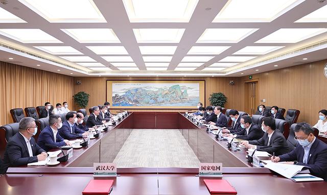 國(guó)家電網(wǎng)董事長(zhǎng)辛保安、總經(jīng)理張智剛與武漢大學(xué)黨委書記黃泰巖、校長(zhǎng)張平文會(huì)談
