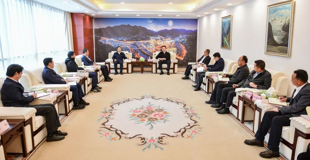 鄒磊與西藏自治區(qū)政府副主席、昌都市委書記龔會才，昌都市委副書記、市長羅慶伍會談