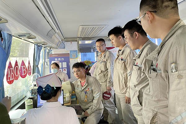 臨汾熱電公司組織“熱血與大愛同流，真情與奉獻(xiàn)同行”無償獻(xiàn)血活動(dòng)