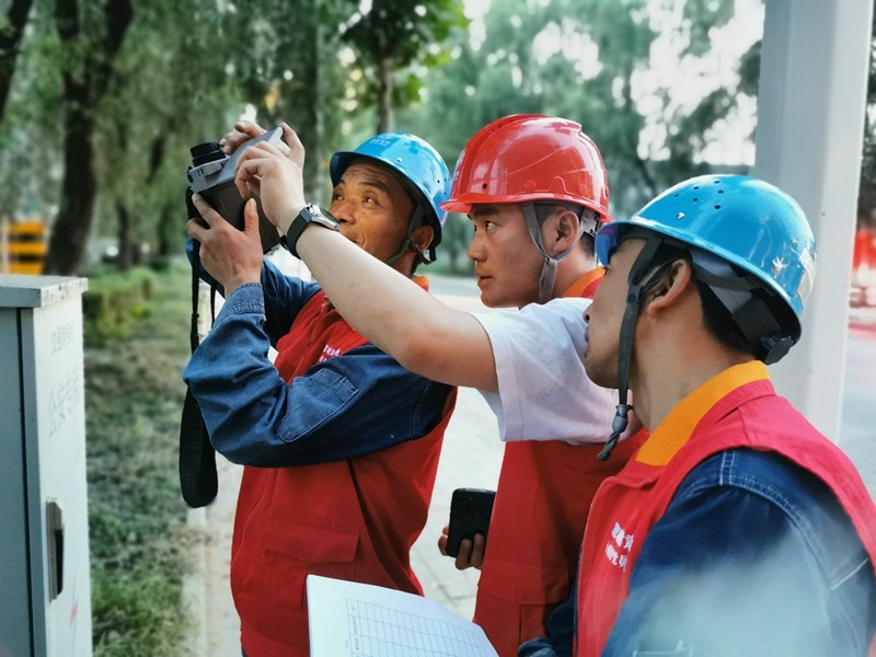 國網(wǎng)靈臺縣供電公司:高溫特巡消缺 守護百姓清涼