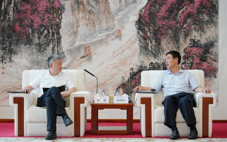 中國能建黨委副書記、總經(jīng)理孫洪水與重慶兩江投資集團(tuán)黨委書記、董事長李謹(jǐn)會談