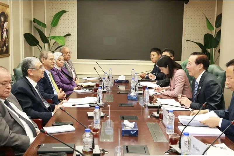 國家電網(wǎng)董事長辛保安與埃及電力部部長沙赫爾、中國駐埃及大使廖力強(qiáng)會(huì)談