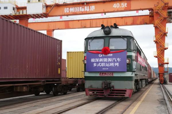 國產(chǎn)新能源汽車，坐火車“出海”!