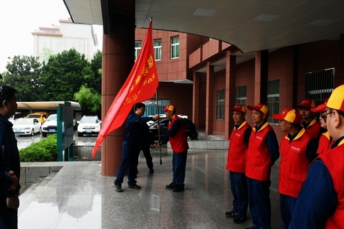 國網(wǎng)洛南縣公司:深化服務(wù)隊(duì)建設(shè) 讓旗幟高高飄揚(yáng)