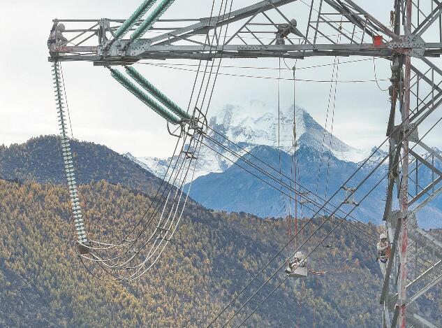 高山絕壁上，帶電消除超高壓線路缺陷