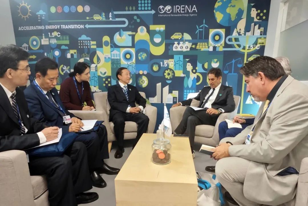 國家電網(wǎng)董事長辛保安與國際可再生能源署總干事卡梅拉、阿布扎比能源局主席阿爾馬拉爾、聯(lián)合國可持續(xù)發(fā)展解決方案網(wǎng)絡(luò)主席薩克斯會(huì)談