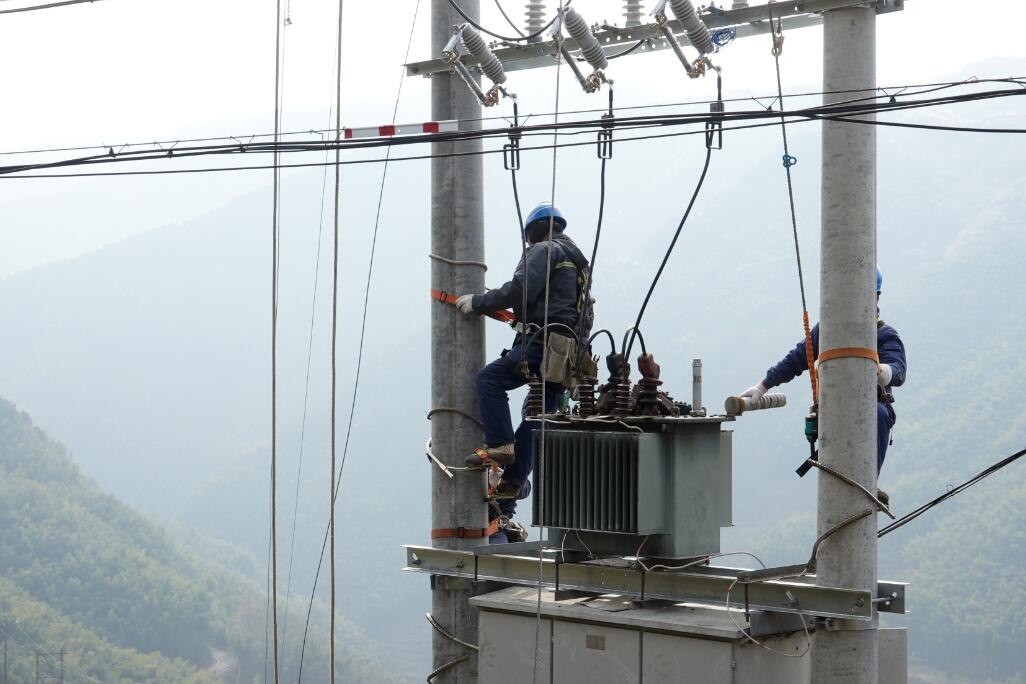 國(guó)網(wǎng)余姚市供電公司:不懼寒潮施工忙 公變“搬家”助發(fā)展