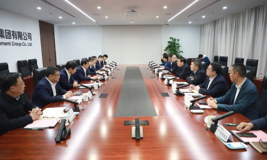 中國電氣裝備黨委書記、董事長白忠泉會(huì)見上海市靜安區(qū)委書記于勇