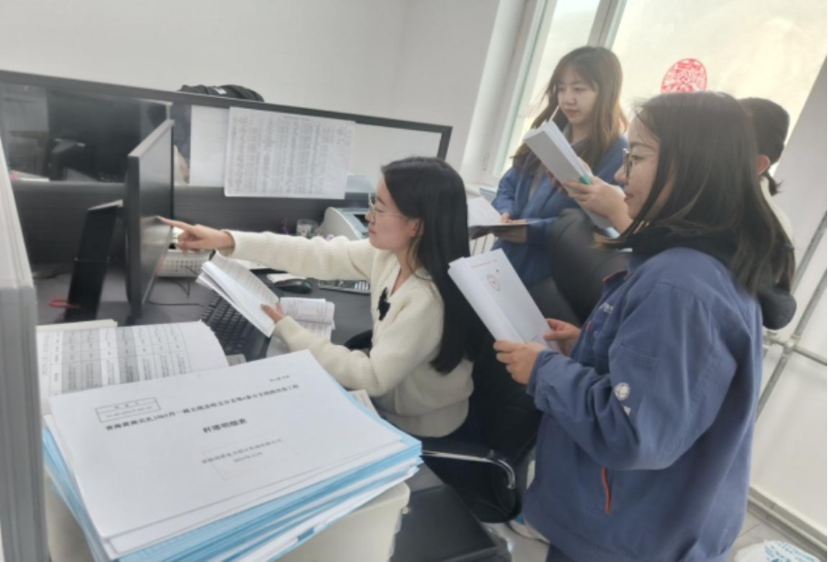 國網(wǎng)黃化供電公司:鏗鏘玫瑰分外紅 經(jīng)研巾幗展風(fēng)采